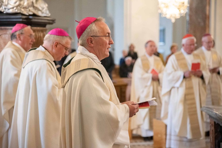 Rosenkranz mit unseren bischöfen im mai